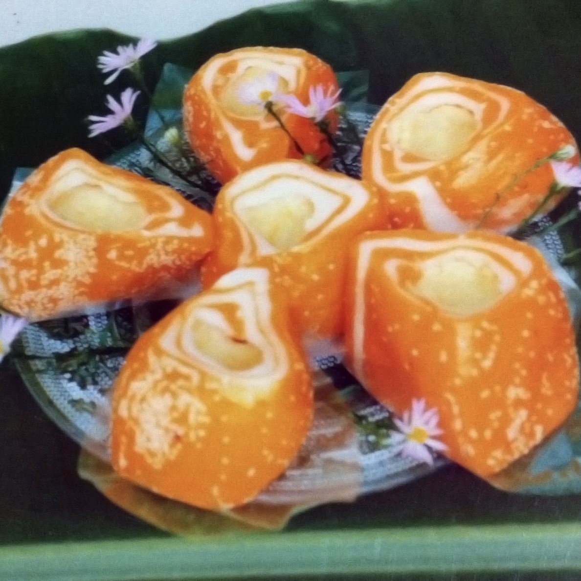 Bánh dầy hoa gấc